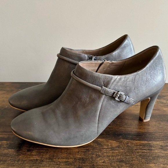 ecco| Chic Nephi Grey Leather Women's Heeled Buckle Strap 3” Booties Sz 41/7-7.5 - Picture 3 of 8